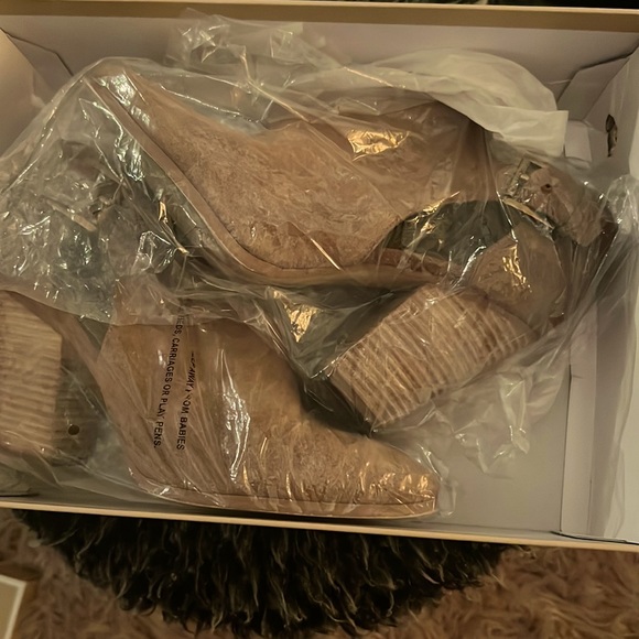 Light color Tan Michael Kors heels - Picture 1 of 6